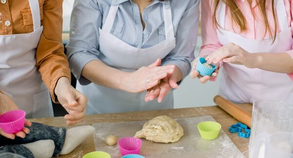 Escuelas de pastelería - Estudiantes de un taller de repostería realizando un curso de repostería en una de las mejores escuelas de pastelería de Valencia