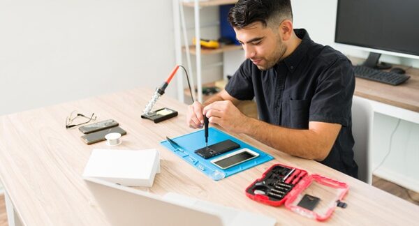 Reparación de celulares - Técnico celulares realizando una reparación de móviles en uno de los mejores centros de reparación de celulares en Valencia