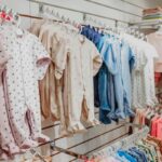Tiendas de ropa infantil - Exhibición de ropa para niños y ropa bebés en una de las mejores tiendas de ropa infantil en Valencia