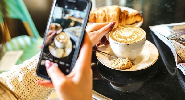 Cafés más instagrameables - Persona en una cafetería bonita tomando fotos para las redes sociales en una de las mejores cafeterías instagrameables de Valencia