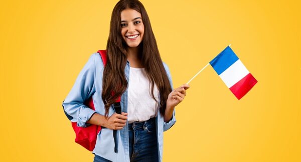 Escuelas de francés - Estudiante de un curso de francés sosteniendo una bandera de Francia en las clases de francés de las mejores academias de francés en Valencia