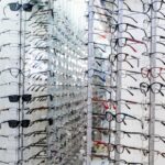 ópticas - Exhibición de venta de gafas en una óptica barata Valencia reconocida como una de las mejores ópticas de Valencia