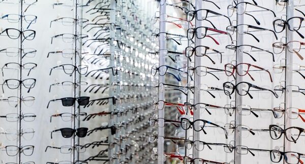 ópticas - Exhibición de venta de gafas en una óptica barata Valencia reconocida como una de las mejores ópticas de Valencia