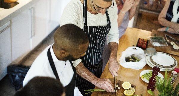 En clases de cocina tradicional, un chef enséñame a cocineros novatos