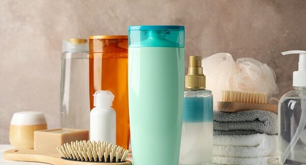 Los mejores productos capilares de Valencia, dispuestos todos en el baño, listos para ser usados en el cuidado del pelo