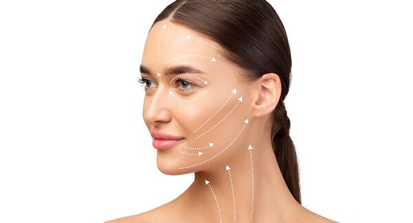 en las clínicas de lifting facial, el rostro de una mujer con líneas en la cara donde se realiza un lifting facial