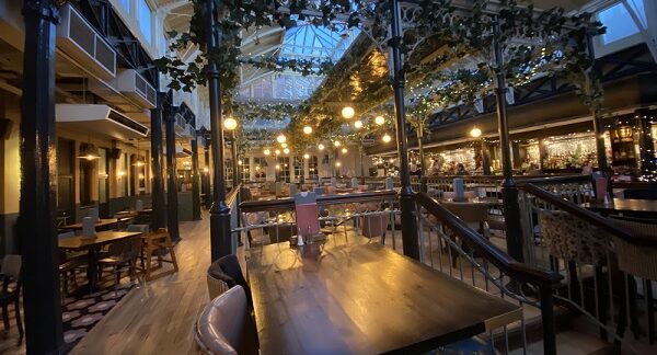 de los restaurantes de vanguardia, se muestra una terraza de uno de los restaurantes de vanguardia