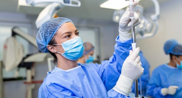 una de las anestesiólogos, administra anestesia por vía intravenosa en un quirófano