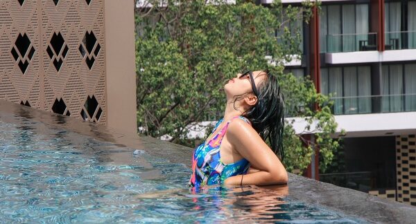 hoteles con piscina climatizada - una mujer disfrutando en piscina