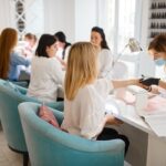 en uno de los salones de uñas, un grupo de mujeres se hacen procedimientos estéticos en las uñas con especialistas