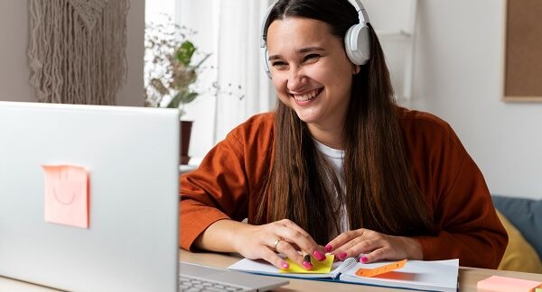 escuelas de idiomas online - una joven mujer en clases online, usando su computador