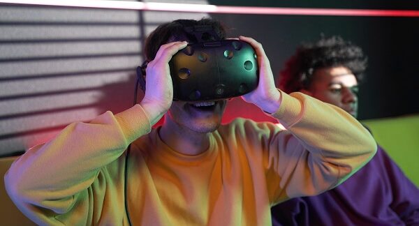espacios para juegos de inmersión - un joven con un visor de realidad virtual en un juego inmersivo