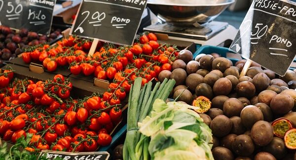 mejores mercados gastronómicos - frutas y verduras en un puesto de mercado