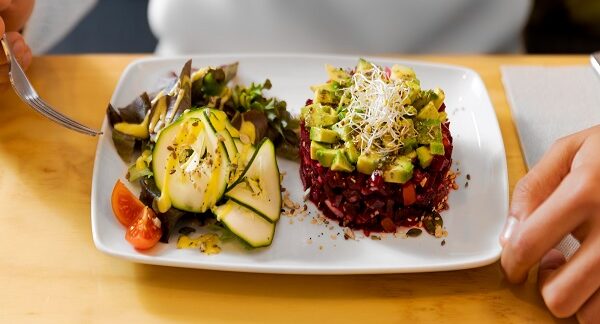 mejores restaurantes vegetarianos - comensal degustando un apetitoso plato vegetariano