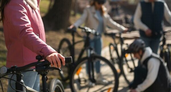 servicios de alquiler de bicicletas - cuatro personas se preparan para su paseo en bicicletas