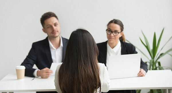 sitios para buscar empleo - dos reclutadores entrevistan a una candidata a trabajar